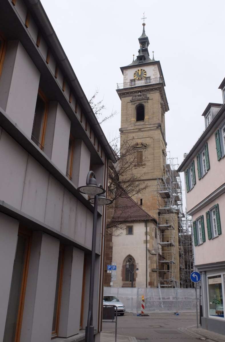 Schon von Weitem sind die Gerüstarbeiten an der Cannstatter Stadtkirche zu sehen.