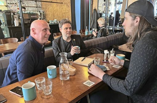 Zum Gespräch mit Max vom Verein LGBTIQ-Military haben sich Florian Wahl und Daniel Born in einem Café in Kiew getroffen. Foto: privat
