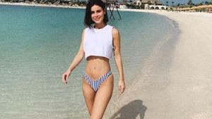 Lena (27) zeigt sich pünktlich zum neuen Jahr durchtrainiert in Bikini und mit Sonnenlächeln am Strand von Banana Island. Foto: Glomex