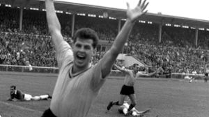 Das erste Tor der Bundesligageschichte erzielte der Dortmunder Timo Konietzka am 24. August 1963 zum 1:0 bei Werder Bremen nach 50 Sekunden Spielzeit. Alle Jubiläumstore der Fußball-Bundesliga finden Sie in unserer Bildergalerie. Foto: dpa
