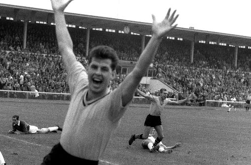 Das erste Tor der Bundesligageschichte erzielte der Dortmunder Timo Konietzka am 24. August 1963 zum 1:0 bei Werder Bremen nach 50 Sekunden Spielzeit. Alle Jubiläumstore der Fußball-Bundesliga finden Sie in unserer Bildergalerie. Foto: dpa