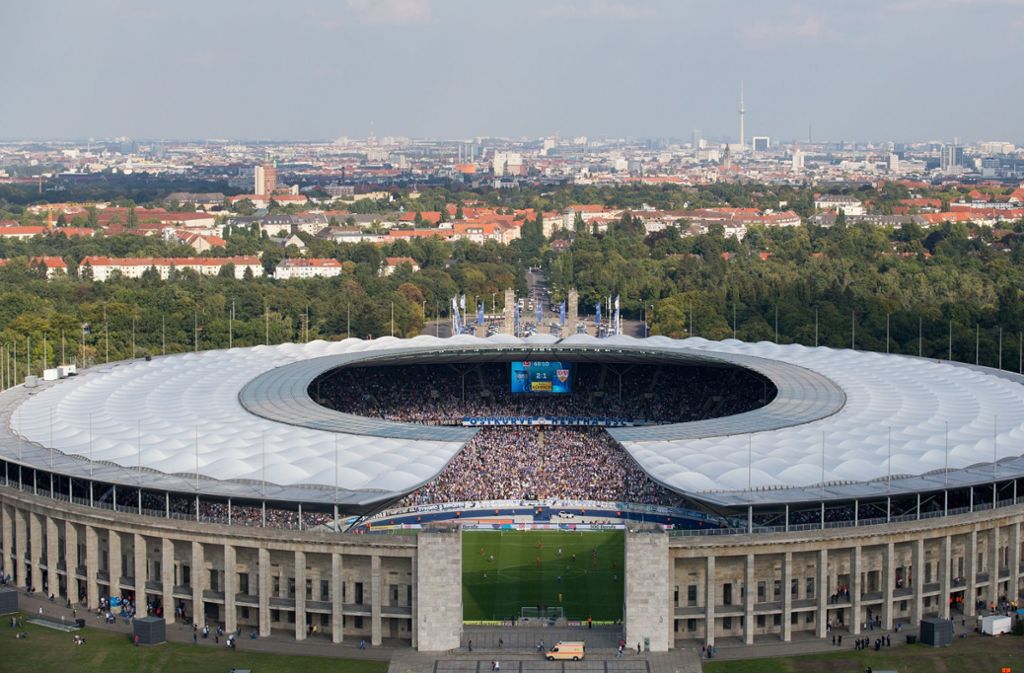 Das Berliner Olympiastadion fasst in internationalen Wettbewerben - also ohne Stehplätze - 74.600 Menschen. Es ist damit das größte im Rennen um die Austragungsorte und somit quasi gesetzt. 2006 fand hier unter anderem das WM-Finale statt.