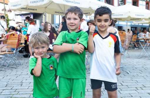 Früh übt sich, wer mal ein großer Fußballfan werden will: Auch die Jugend fiebert mit Foto: Stefanie Schlecht