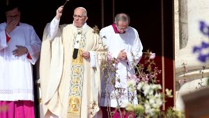 Papst feiert mit Tausenden Pilgern