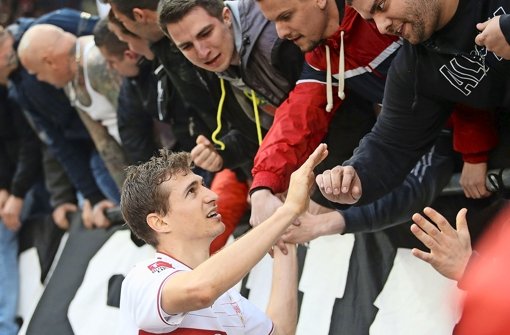 Daniel Schwaab will mit dem VfB die Fans wieder begeistern Foto: Baumann