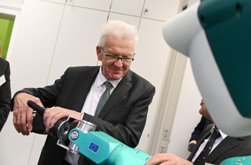 Ministerpräsident Winfried Kretschmann beim Besuch des Instituts für Anthropomatik und Robotik am KIT. Foto: picture alliance/dpa/Uli Deck