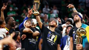 Stephen Curry  wurde erstmals in seiner Karriere als wertvollster Spieler der Finals ausgezeichnet. Foto: AFP/ELSA