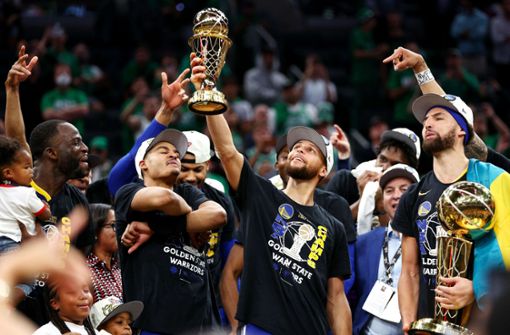 Stephen Curry  wurde erstmals in seiner Karriere als wertvollster Spieler der Finals ausgezeichnet. Foto: AFP/ELSA