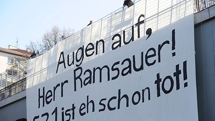 Stuttgart-21-Gegner befestigen Banner am Wagenburgtunnel
