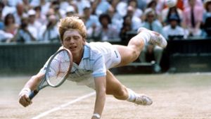 Flug zum Wimbledon-Sieg 1985: Der 17 Jahre alte Boris Becker hechtet  im Finale einem Ball hinterher und schreibt wenig später Sportgeschichte Foto: dpa