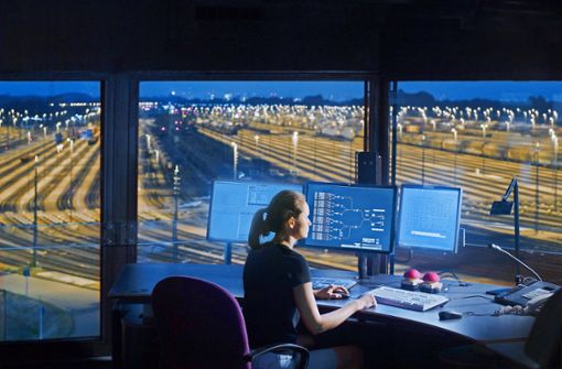 Die Digitalisierung des Bahnbetriebs  – im Bild das Stellwerk Maschen  – steigert  die Effizienz  deutlich. Foto: Deutsche Bahn