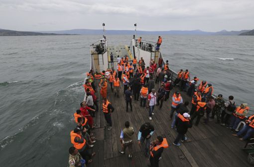 Rettungskräfte auf dem Toba-See auf der Suche nach der gesunkenen Fähre. Foto: AP