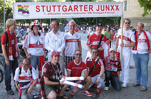 So unterstützen die Stuttgarter Junxx den VfB Stuttgart - auch Präsident Erwin Staudt (hintere Reihe, 3. von links) ist das bekannt. Foto: Stuttgarter Junxx