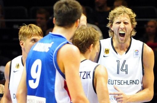 Frustriert: Nirk Nowitzki (rechts), Star der deutschen Basketball-Nationalmannschaft, schreit seinen Ärger raus. Foto: dapd