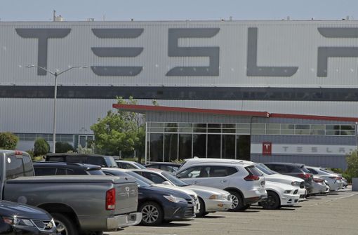 Der US-Elektroautobauer Tesla hat im zweiten Quartal trotz Belastungen durch die Corona-Krise deutlich mehr Fahrzeuge ausgeliefert als erwartet. Foto: AP/Ben Margot