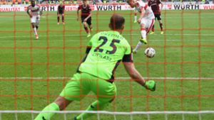Mit dem verwandelten Elfmeter hat VfB-Stürmer Simon Terodde den VfB an die Spitze der Tabelle gebracht. Foto: Bongarts