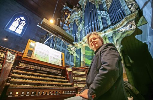 Für Kirchenmusikdirektor Uwe Schüssler ist der Spieltisch der Walcker-Orgel in der Stadtkirche St. Dionys „ein wunderbarer Arbeitsplatz mit einem traumhaft schönen Blick“. Foto: Roberto Bulgrin