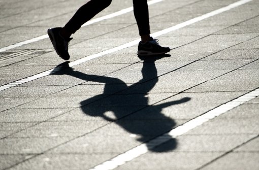 Immer mehr Menschen lassen ihre Schritte von Aktivitäts-Trackern zählen. So kann man sich selbst motivieren, mehr Sport zu treiben. Foto: dpa