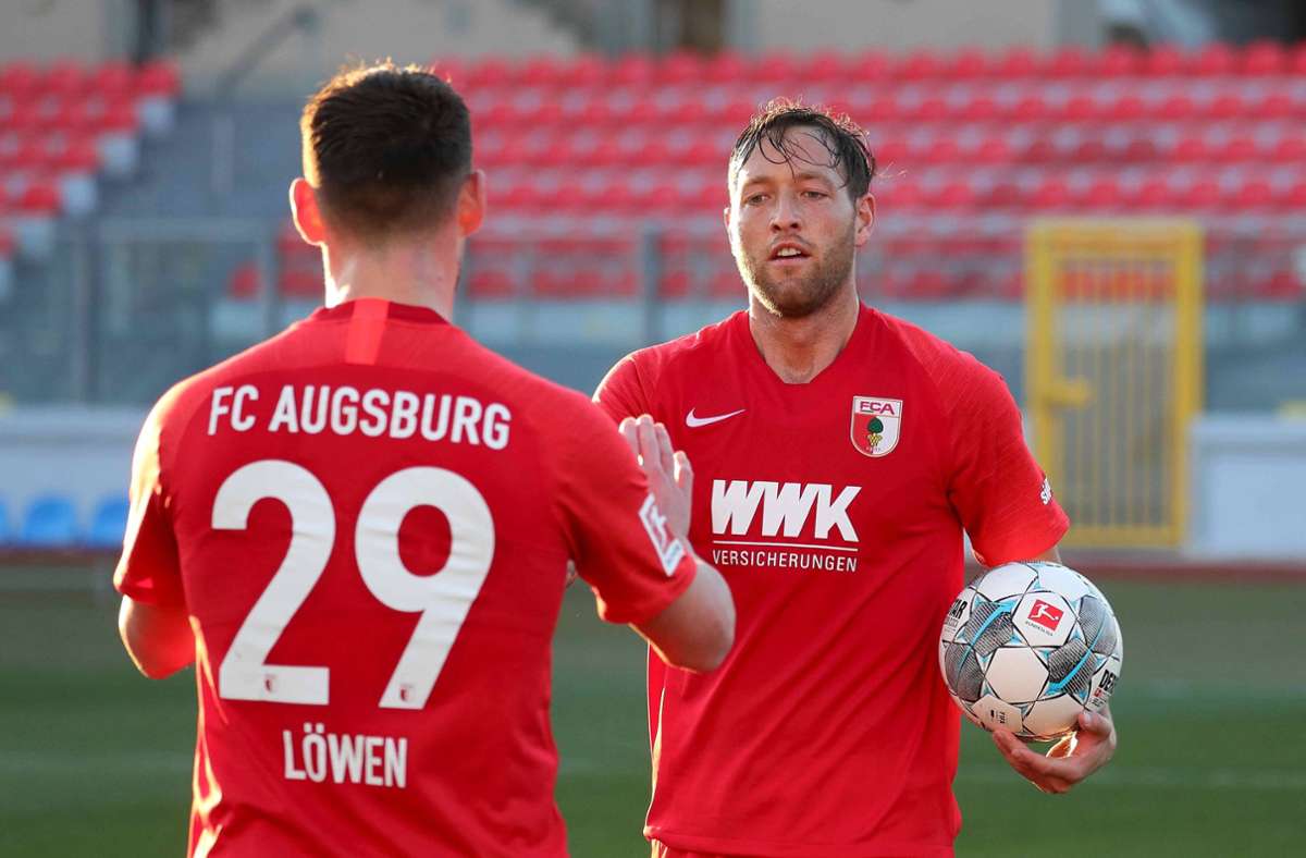 Julian Schieber (re.), bis zum Sommer noch formal  Profi beim FC Augsburg, wird Co-Trainer bei Oberligist TSG Backnang. Foto: imago//Klaus Rainer Krieger