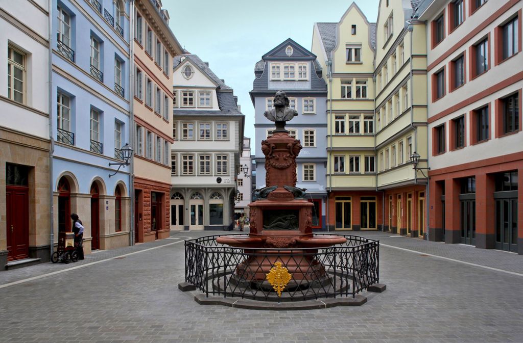 Der Hühnermarkt mit dem historischen Denkmal des Frankfurter Mundartdichters Friedrich Stoltze