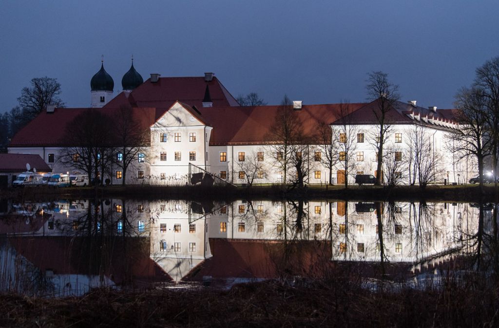 CSU-Winterklausuren gehen auch mal idyllisch: Das ehemalige Kloster Seeon, gespiegelt im eigenen See. Foto: dpa/Matthias Balk