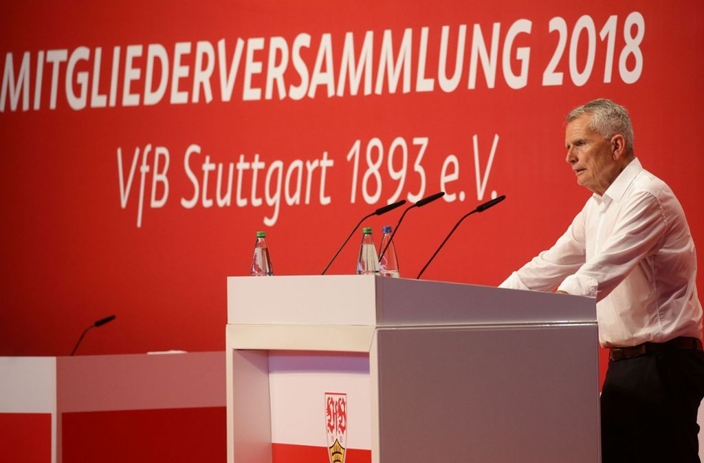 Präsident Wolfgang Dietrich vom VfB Stuttgart bekommt viel Applaus.