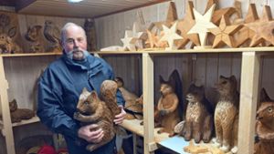 Wolfgang Raff und die von ihm geschaffenen Kunstwerke aus Holz. Foto: Marion Brucker