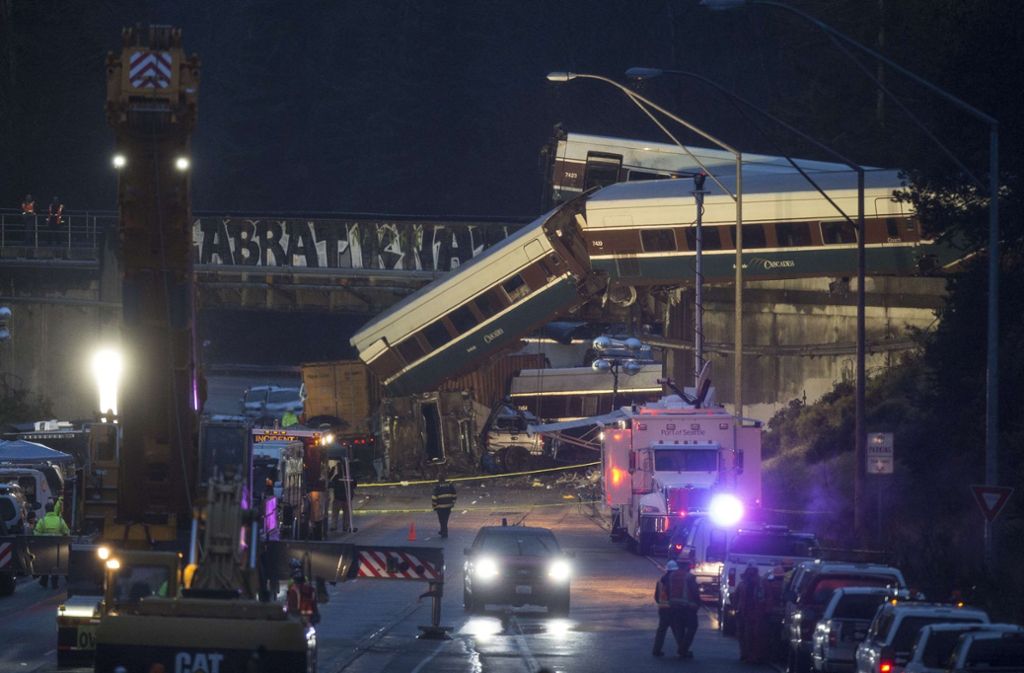 In der Nähe von Seattle ist es zu einem schweren Zugunglück gekommen, bei dem drei Menschen getötet wurden.