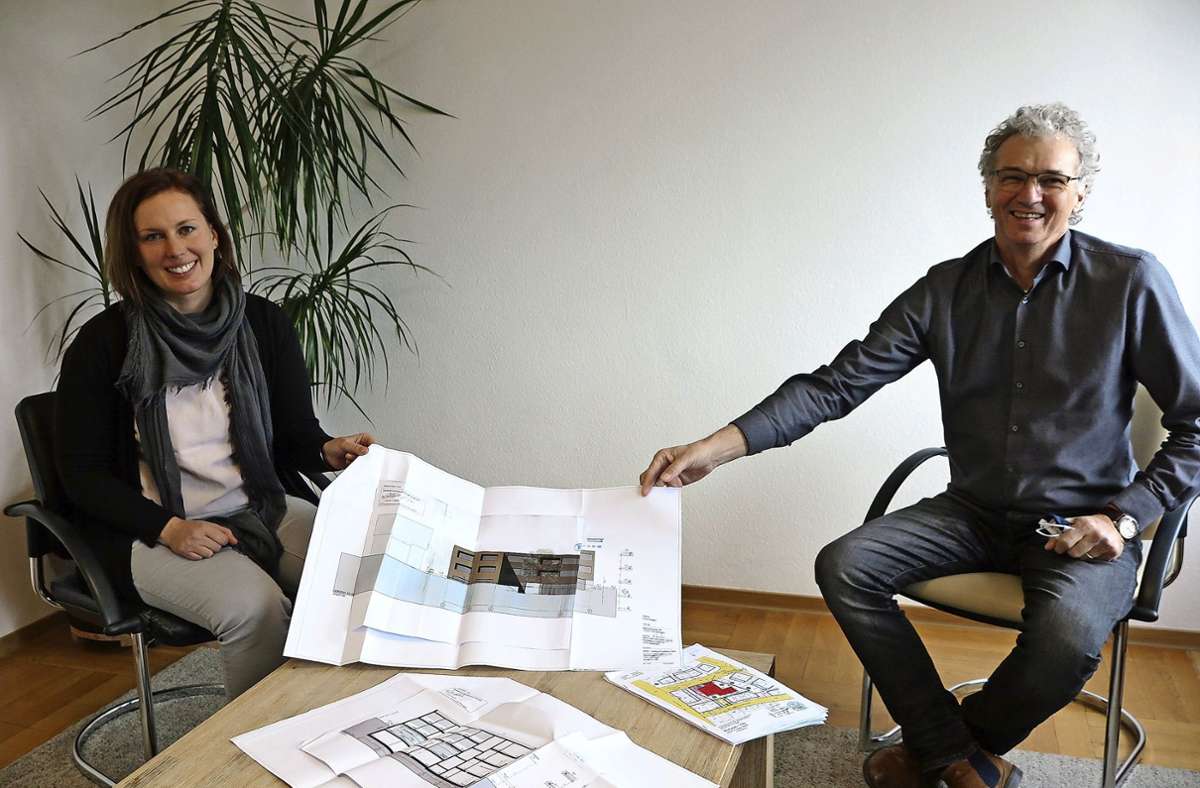 Edith Kamp und Albrecht Schumacher zeigen die Pläne für das neue Wohnheim in Plochingen. Foto: /Ulrike Rapp-Hirrlinger