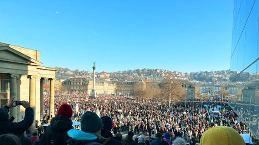 Am 20. Januar war der Schlossplatz bei der Demo gegen rechts voll – aber wie viele Menschen waren da? Foto: dpa/Julian Weber
