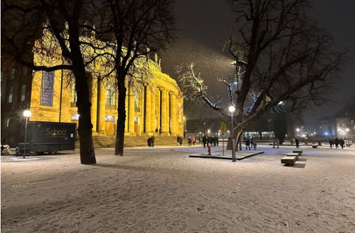 Schneekulisse: die Stuttgarter Oper am Samstagabend. Foto: Jan Sellner