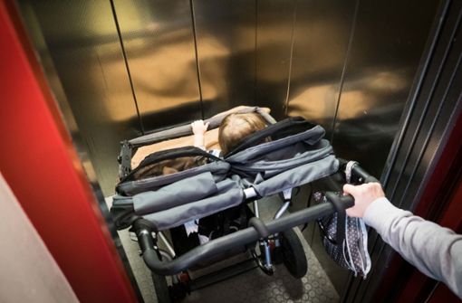 Nicht einmal der Kinderwagen passt in den Aufzug – geschweige denn auch noch die Mutter Foto: Lichtgut/Achim Zweygarth