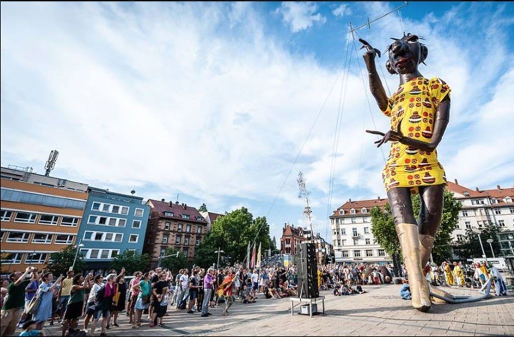 Figurenspielerin Stefanie Oberhoff war mit der riesig großen Figur Punch Agathe schon einmal in Stuttgart auf dem Stuttgarter Marienplatz zu erleben. Am 13. April zum Finale des Festivals tritt Punch Agathe im Theater Rampe auf: 21 Uhr.