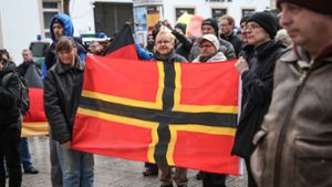 Auch in Stuttgart wird die Wirmer-Fahne zum rechten Protest gezeigt Foto: Lichtgut/Julian Rettig