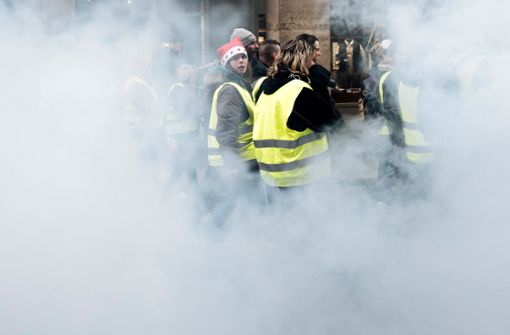 Auch an den Weihnachtstagen halten die Proteste der „Gelbwesten“ in Frankreich weiter an. Foto: AP