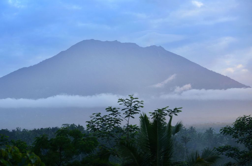 Der Vulkan Agung auf Bali ist seit Tagen bedrohlich aktiv.