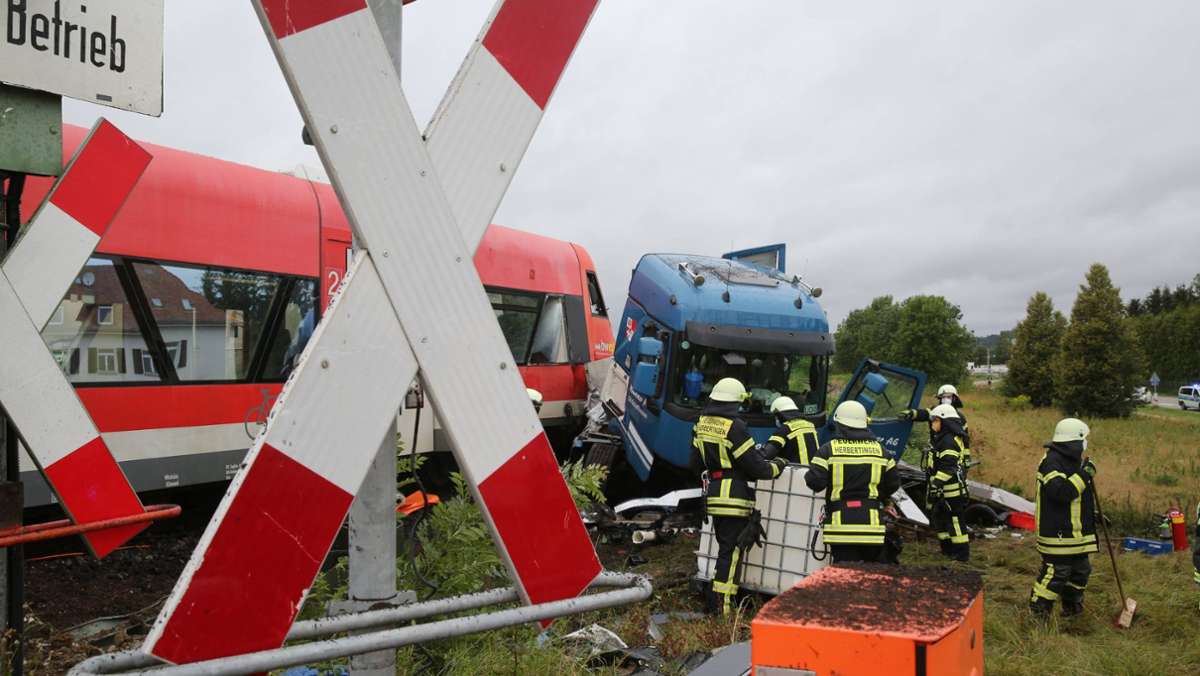 Unglück im Kreis Sigmaringen: Elf Verletzte bei Zusammenstoß von Lkw mit Zug
