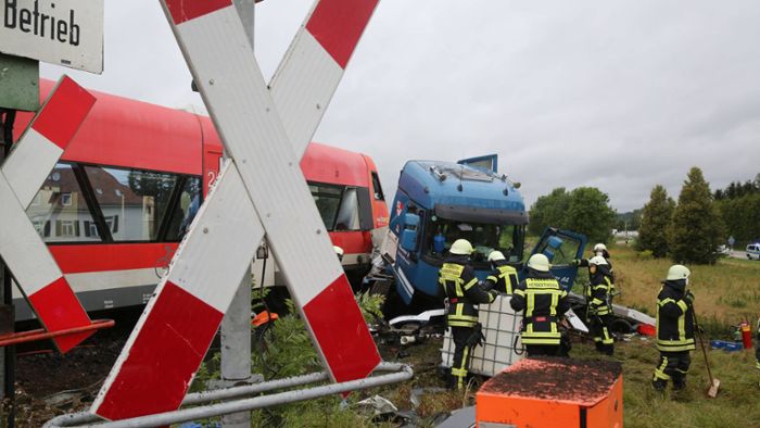 Elf Verletzte bei Zusammenstoß von Lkw mit Zug