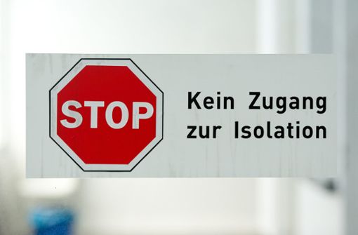 Ein Schild mit der Aufschrift “Kein Zugang zur Isolation“ auf der Sonderisolierstation im Klinikum Schwabing zu sehen. Foto: dpa/Sven Hoppe