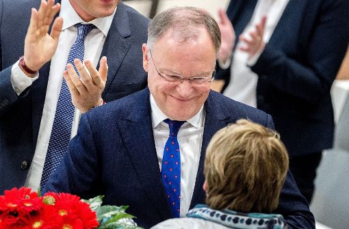 Zur Wiederwahl gibt es Blumen und Glückwünsche von der SPD-Fraktionsvorsitzenden Johanne Modder. Foto: dpa