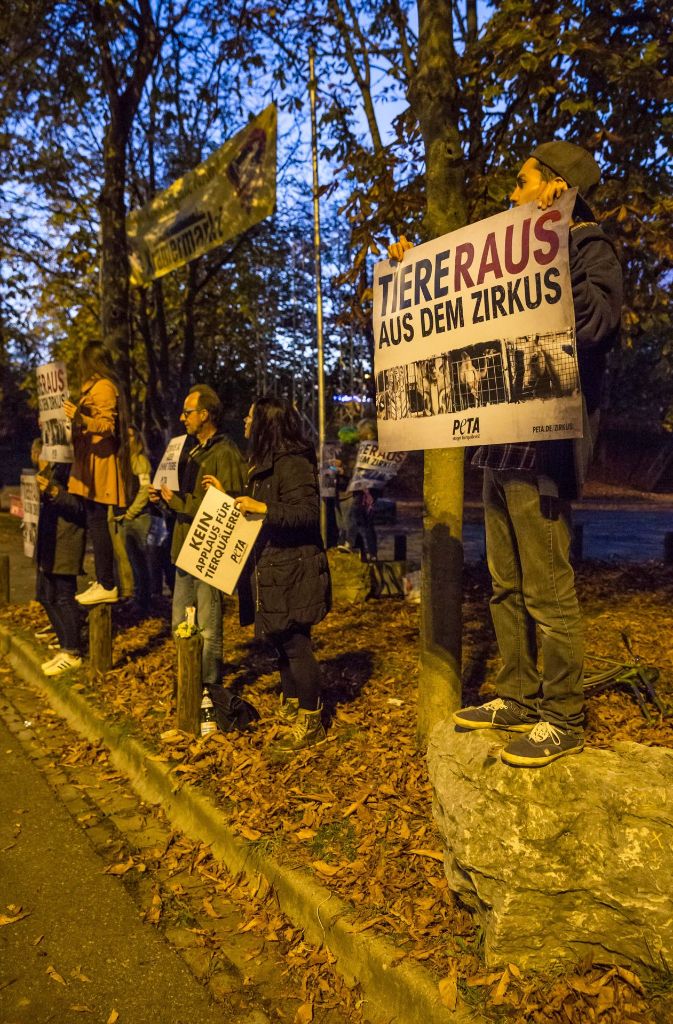 Befürworter des Wildtierverbots demonstrierten vor dem Zirkus.