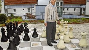 Joachim Enderich spielt gerne eine Partie Schach – diese Fläche des Kleeblatt-Heims bietet dazu die Möglichkeit. Foto: Oliver von Schaewen