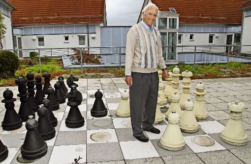 Joachim Enderich spielt gerne eine Partie Schach – diese Fläche des Kleeblatt-Heims bietet dazu die Möglichkeit. Foto: Oliver von Schaewen