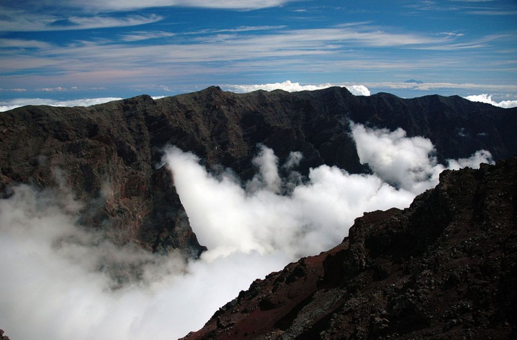 Ein Dach aus Wolken verhüllt die Caldera de Taburiente auf La Palma.