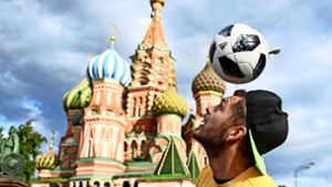 König Fußball zu Gast am Roten Platz (im Hintergrund die Basilius-Kathedrale) Foto: AFP