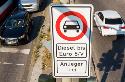 Wegen zu schmutziger Luft gilt in Hamburg  seit dem 31. Mai auf einigen Straßen ein Fahrverbot für ältere Diesel-Fahrzeuge, wie hier  an der Max-Brauer-Allee Foto: dpa