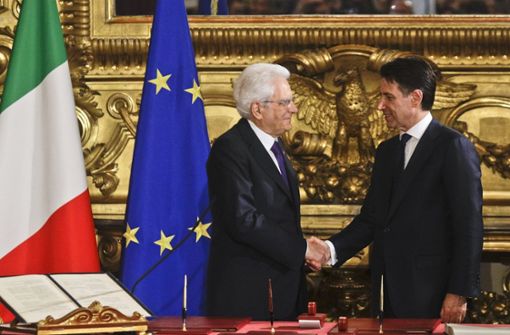 Sergio Mattarella (links), Präsident von Italien, gibt Guiseppe Conte, dem neuen Ministerpräsident von Italien, während der Vereidigung der neuen Regierung die Hand. Foto: AP