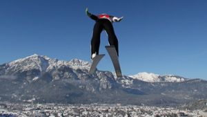 Probleme beim Absprung: Richard Freitag versucht beim Neujahrsspringen in Garmisch-Partenkirchen in die ideale Flughaltung zu kommen – am Ende wird er als bester Deutscher Neunter Foto: dpa
