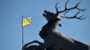 Zeichen der Solidarität: Ukraine-Fahne über dem  Neuen Schloss. Foto: Lichtgut/Max Kovalenko
