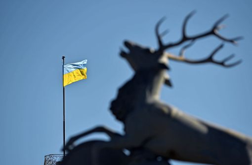 Zeichen der Solidarität: Ukraine-Fahne über dem  Neuen Schloss. Foto: Lichtgut/Max Kovalenko